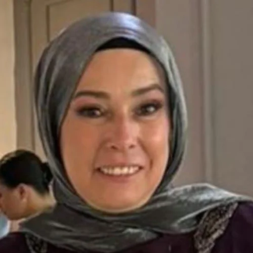 Saliha B.-