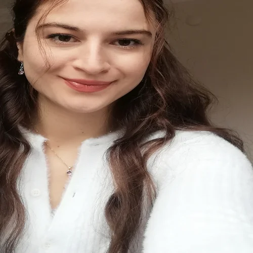 Elif B.
