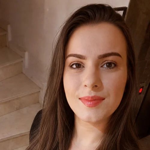 Ayşe Ç.