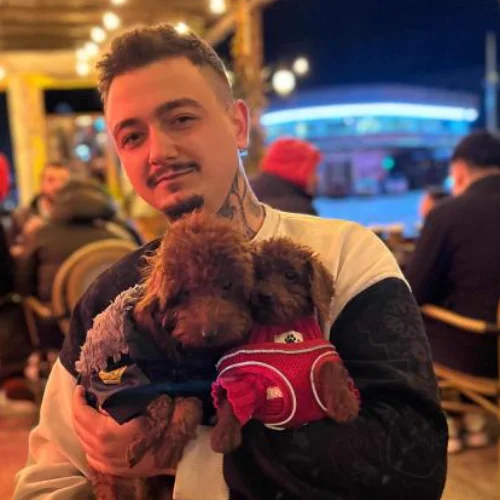 Aykut E.