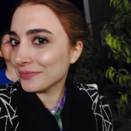 Ayşenur I.