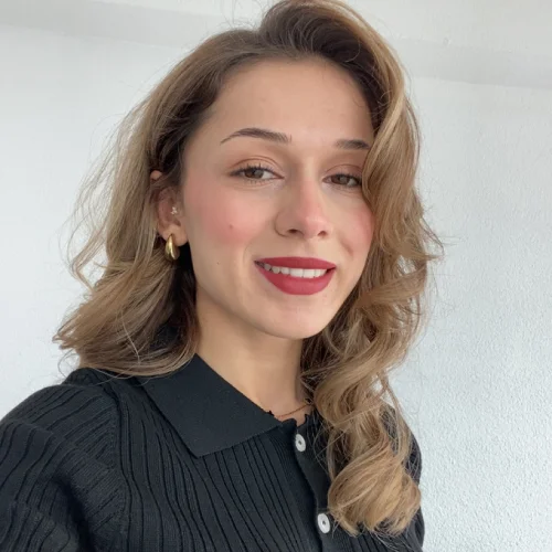 Ayşenur Ç.