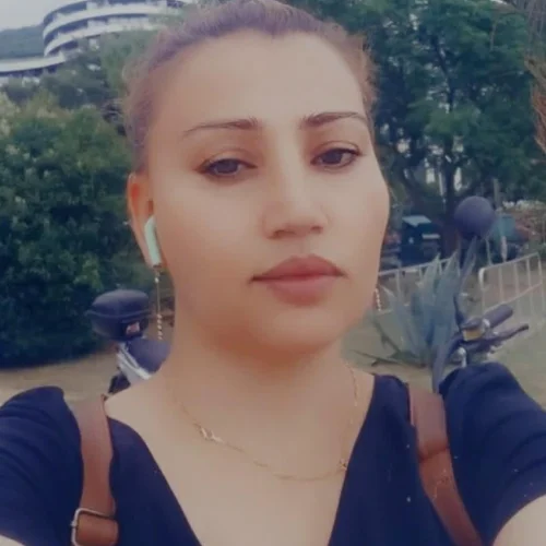 Elif B.