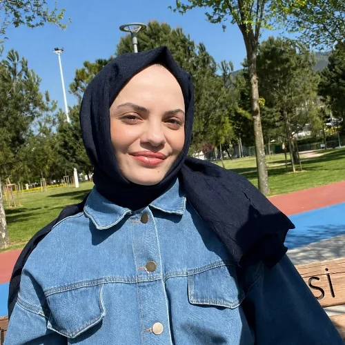 Ayşenur E.-