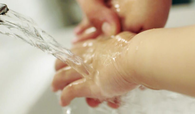 Koronovirüsü için en etkili yöntem bol bol kendimizin ve çocuklarımızın ellerini yıkalamak.