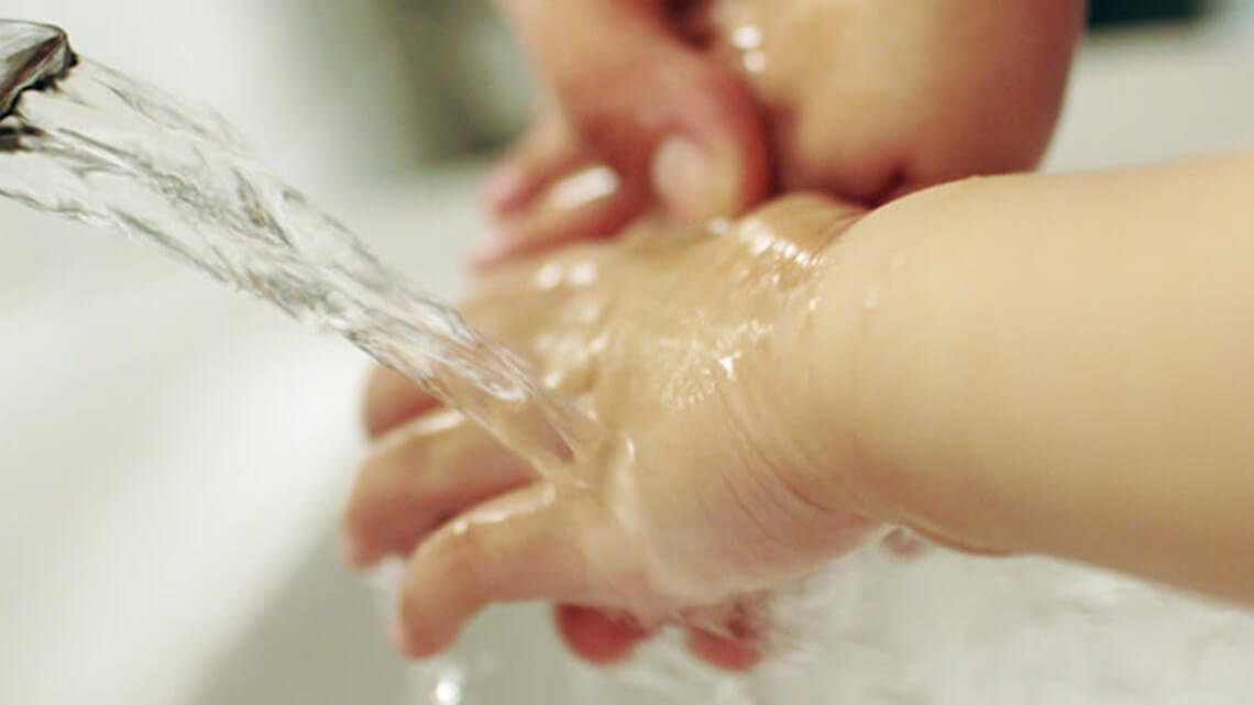 Koronovirüsü için en etkili yöntem bol bol kendimizin ve çocuklarımızın ellerini yıkalamak.