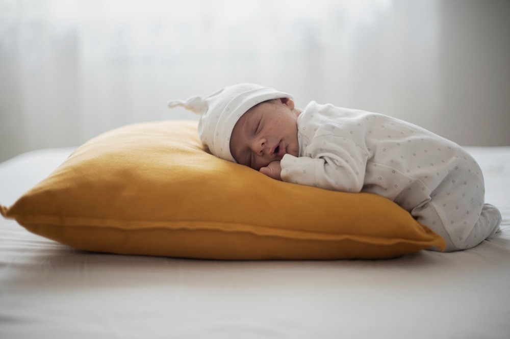 Новорожденному спать на боку или спине. Подушка для детей. Подушка для ребенка новорожденного. Подушка для сна ребенку.