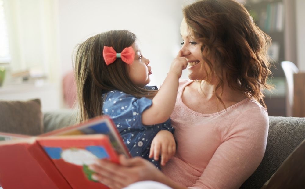 Избалованная мамой. Мама балует ребенка. Шумный ребенок и мама. Мама с детьми утром. Невроз у детей картинки.